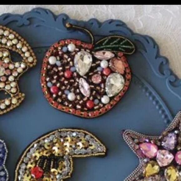 NWOT Beaded Rhinestone Apple Applique - Picture 2 of 4